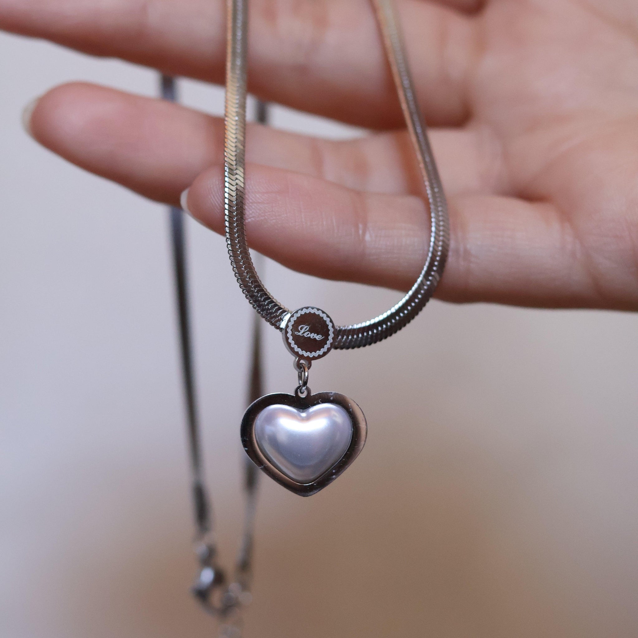 Minimalist Love Kalp Figürlü Kolye